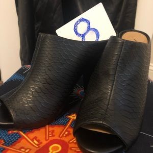 Peep toe leather mules